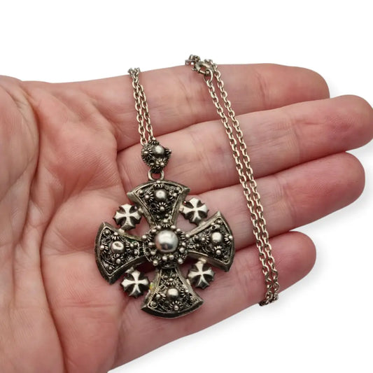 Colgante antiguo de filigrana plata con la Cruz Jerusalén y cadena circa