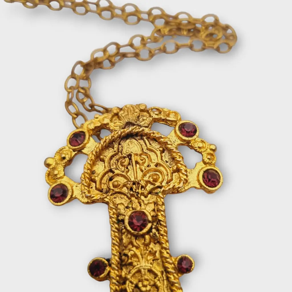 Colgante dorado con una radiante cabeza de estilo merovingio cadena