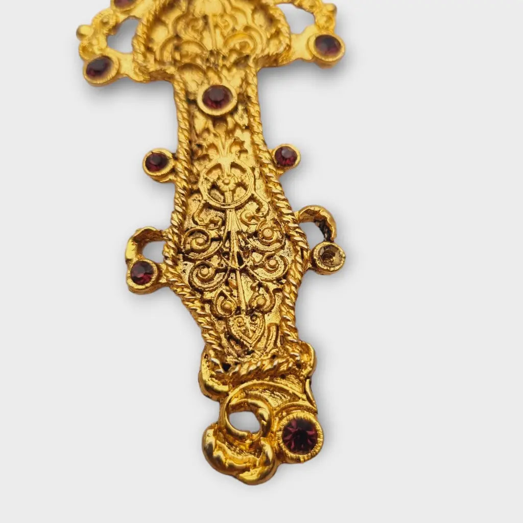Colgante dorado con una radiante cabeza de estilo merovingio cadena