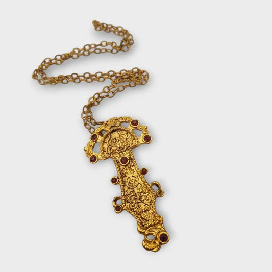 Colgante dorado con una radiante cabeza de estilo merovingio cadena