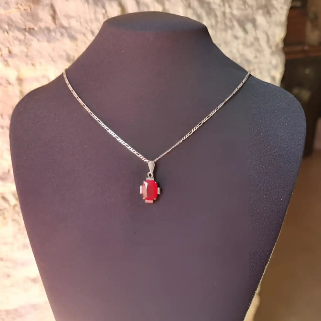Colgante de estilo Art Déco en plata con pedrería color rubí y cadena
