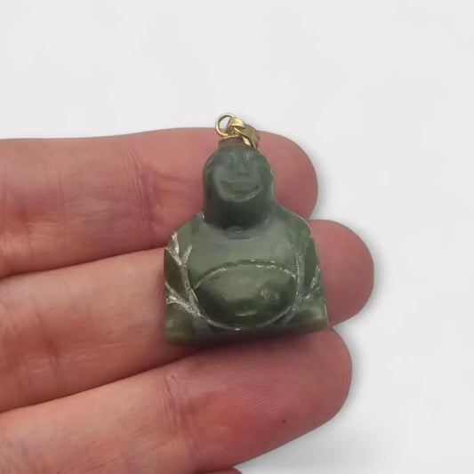 Colgante de jade tallado antiguo con figura Buda sonriente montado en latón