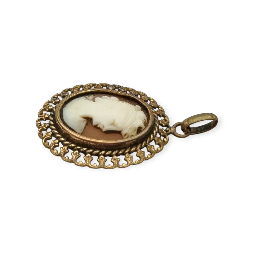 Colgante ovalado de camafeo vintage en metal dorado con silueta femenina