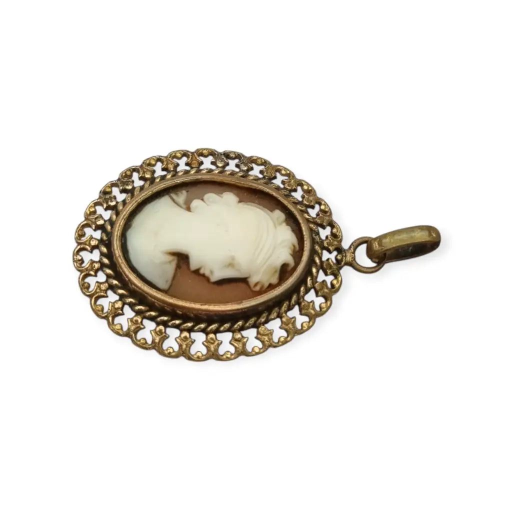 Colgante ovalado de camafeo vintage en metal dorado con silueta femenina