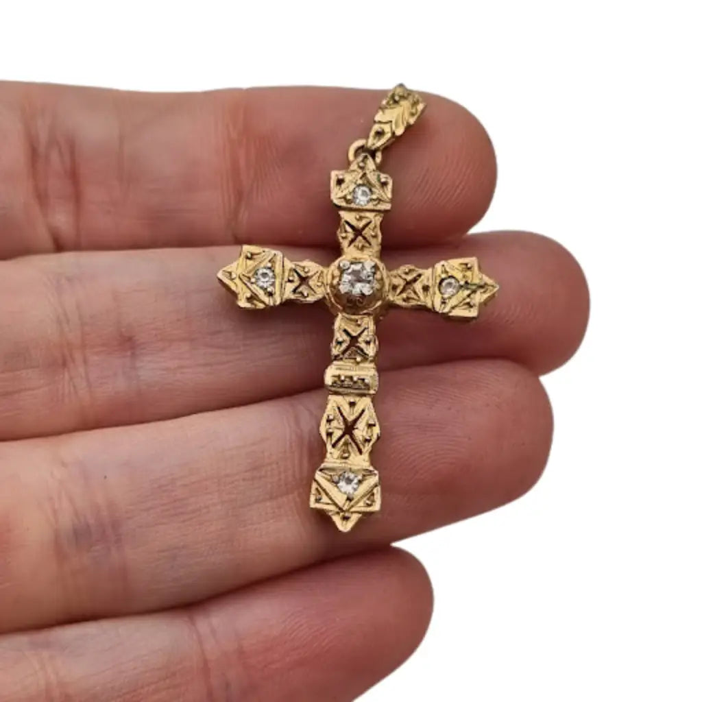 Colgante religioso de cruz Art Decó en metal dorado con pedrería años 20.