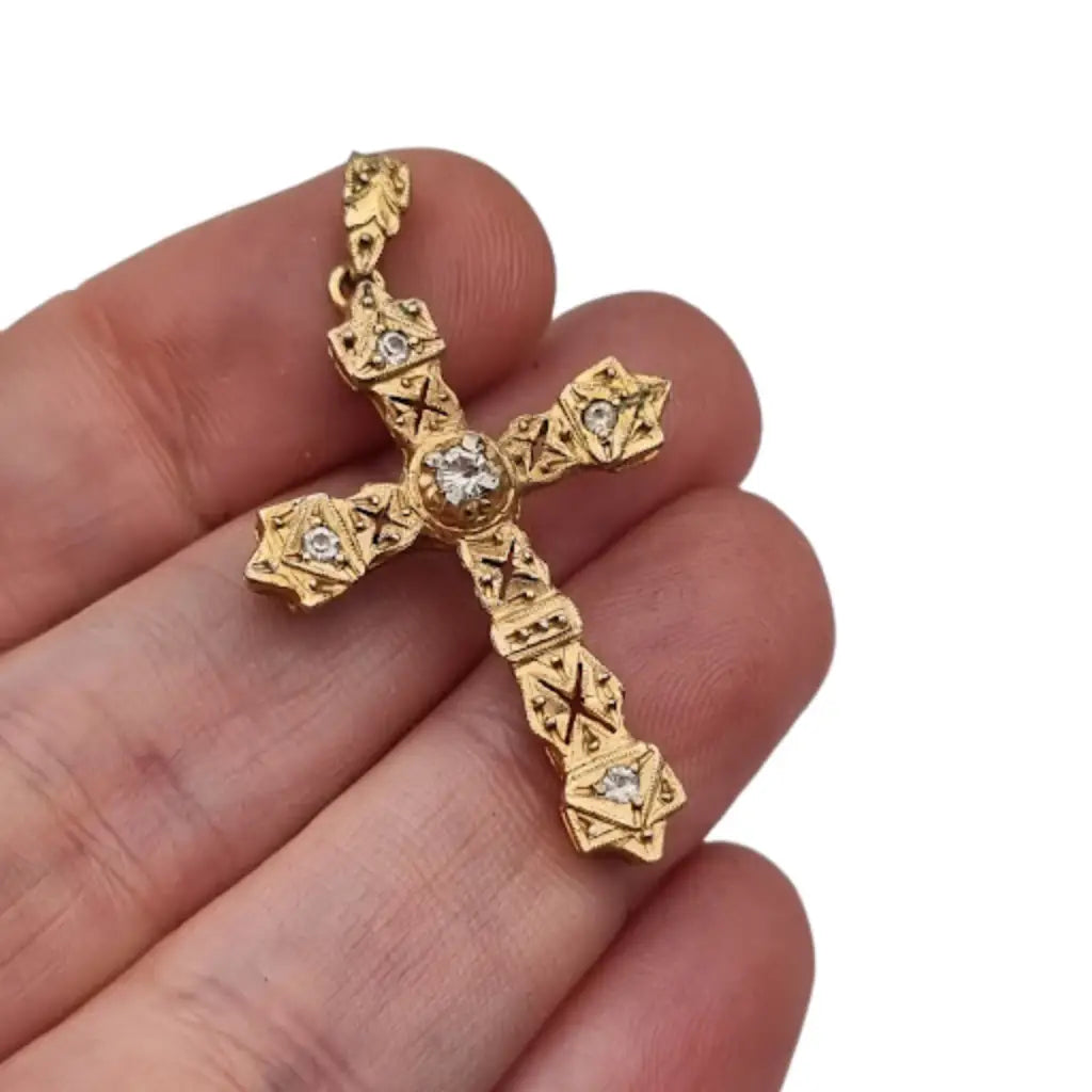 Colgante religioso de cruz Art Decó en metal dorado con pedrería años 20.