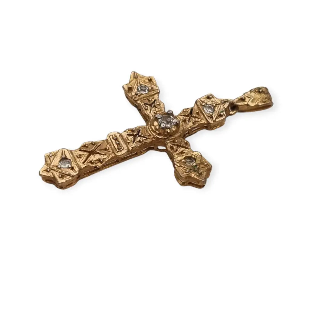 Colgante religioso de cruz Art Decó en metal dorado con pedrería años 20.
