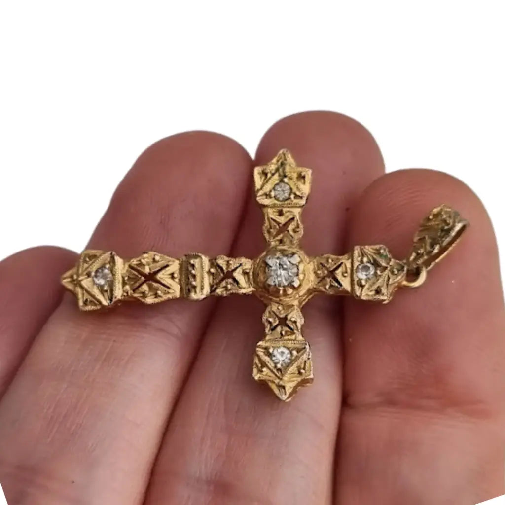 Colgante religioso de cruz Art Decó en metal dorado con pedrería años 20.