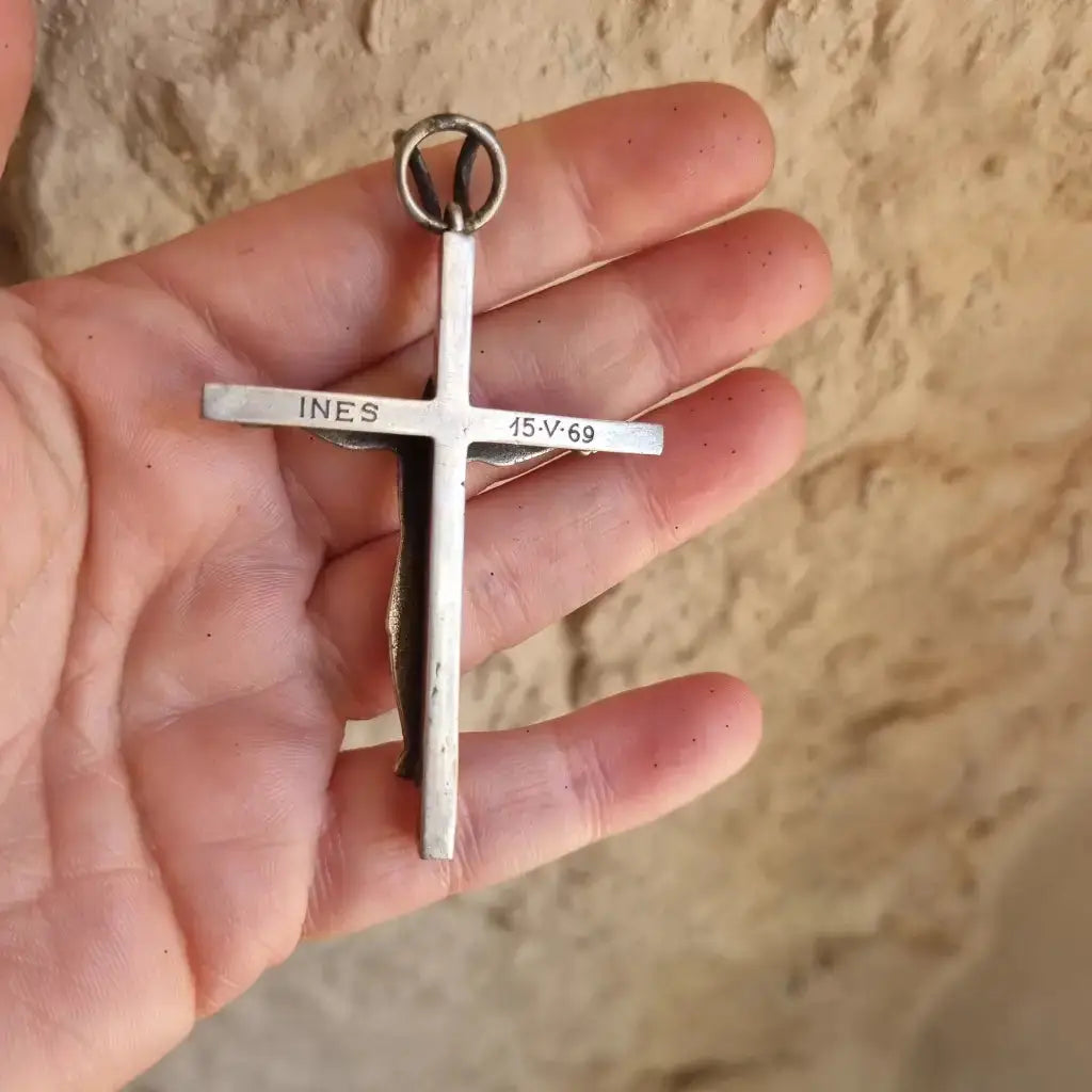 Colgante religioso con cruz de plata para mujer joyería antigua.