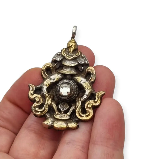 Colgante vintage de plata con baño dorado y símbolo tibetano piedra blanca