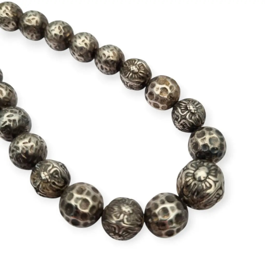 Collar de cuentas plata grabadas con diseño floral étnico joyería Boho
