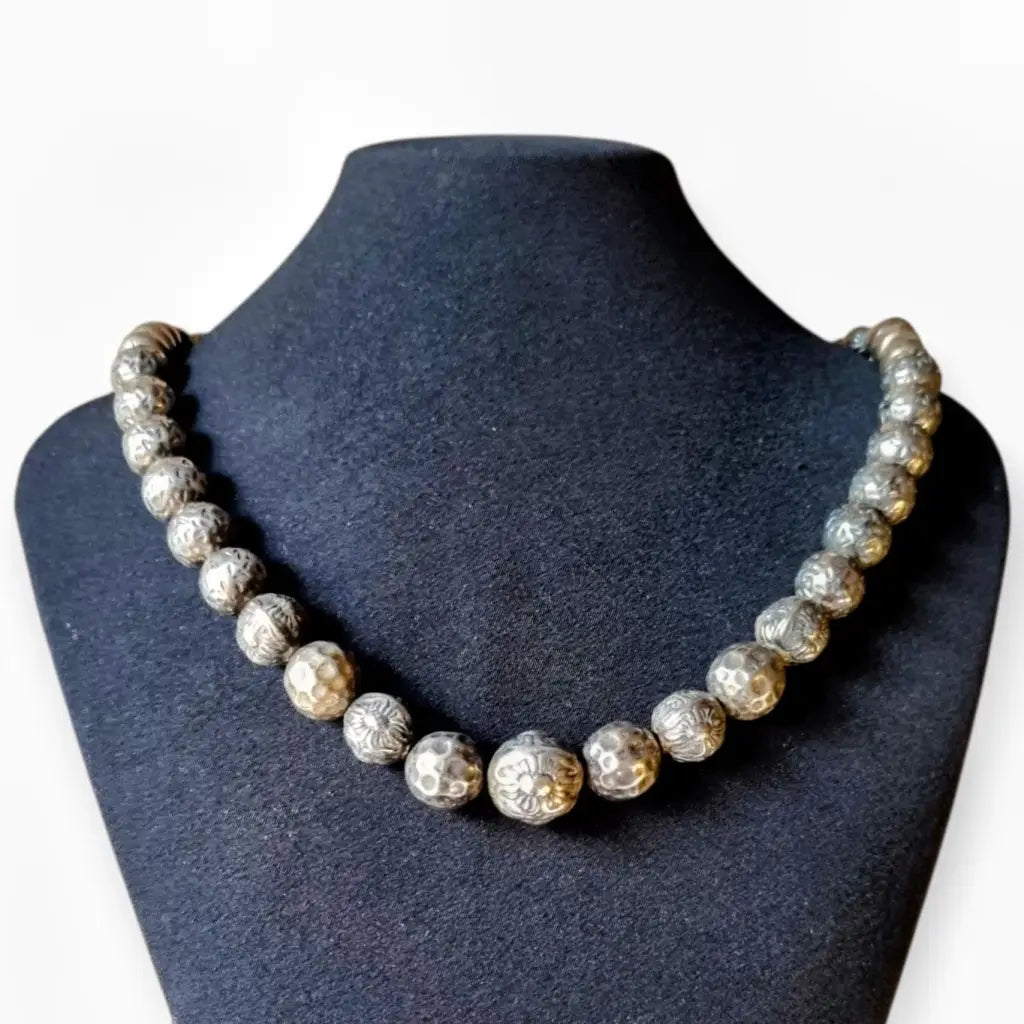 Collar de cuentas plata grabadas con diseño floral étnico joyería Boho