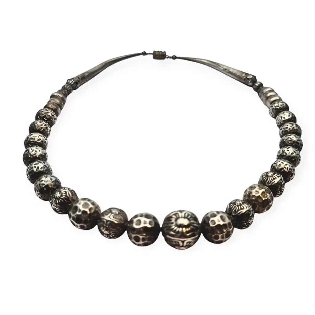 Collar de cuentas plata grabadas con diseño floral étnico joyería Boho