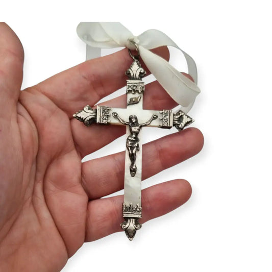 Crucifijo antiguo de nácar y plata cruz devocional con Cristo barroco lazo