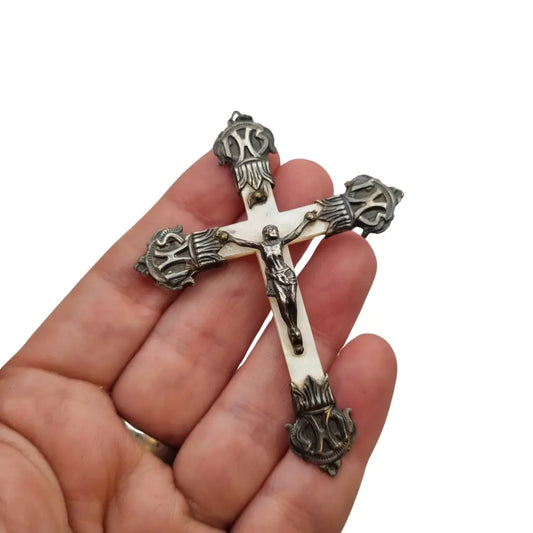 Crucifijo antiguo de nácar y plata con detalles religiosos en relieve regalos