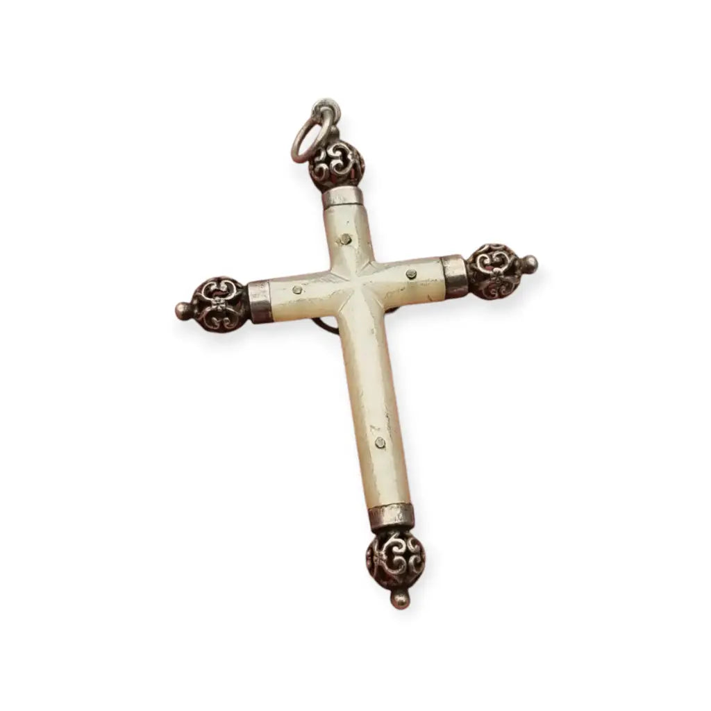 Crucifijo antiguo de nácar y plata diseño barroco filigrana Cristo