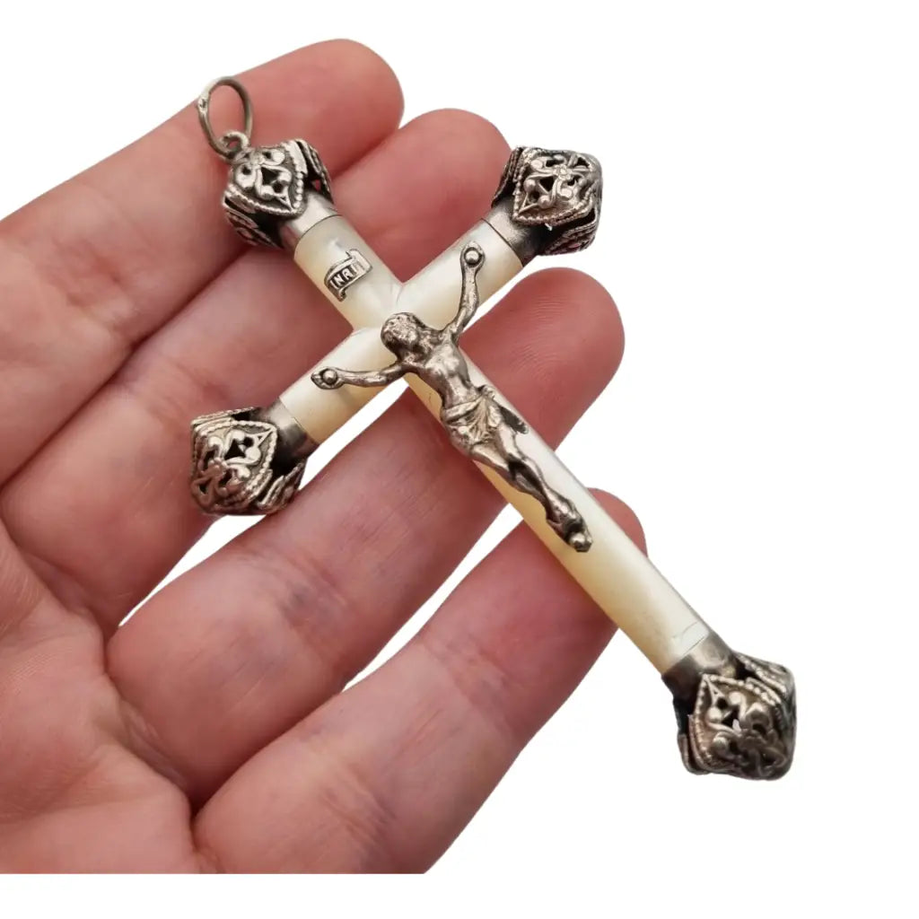 Cruz antigua años 30 de nácar y plata con Cristo crucificado remates calados
