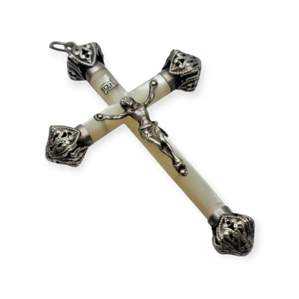 Cruz antigua años 30 de nácar y plata con Cristo crucificado remates calados