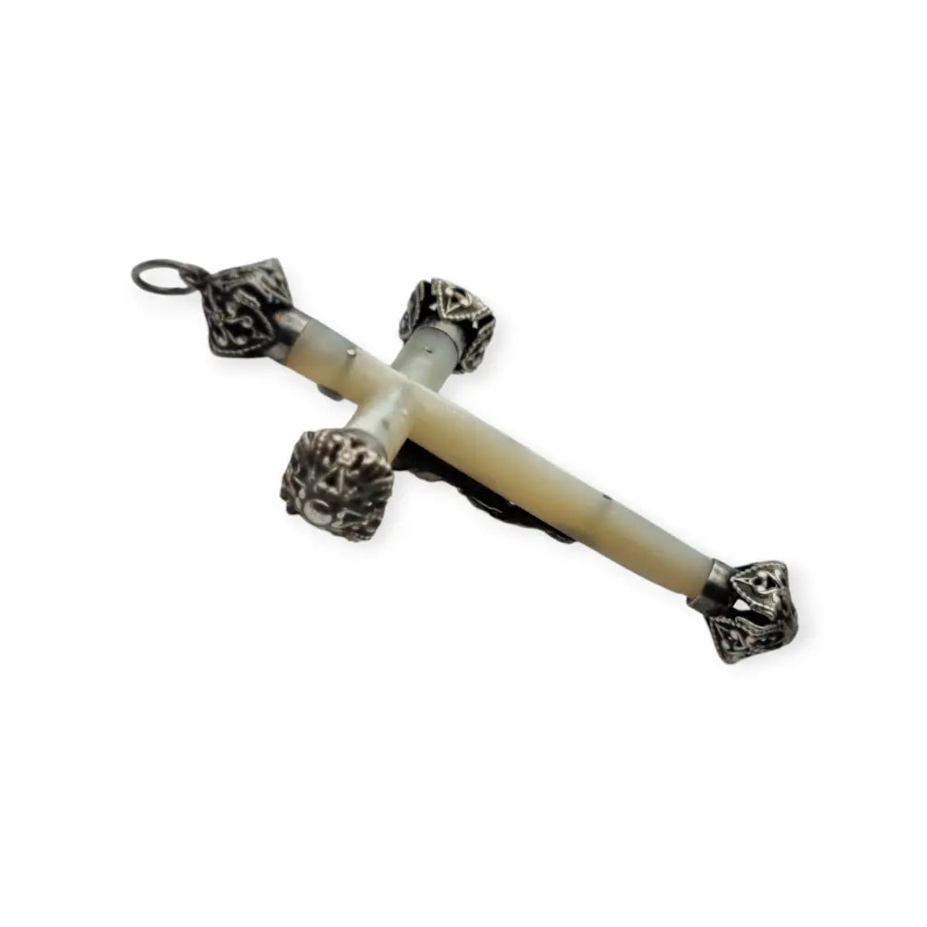 Cruz antigua años 30 de nácar y plata con Cristo crucificado remates calados