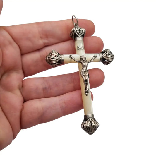 Cruz antigua años 30 de nácar y plata con Cristo crucificado remates calados