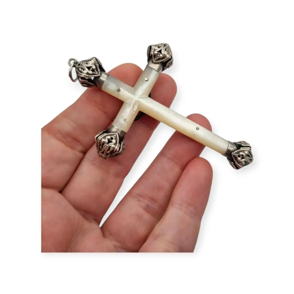 Cruz antigua años 30 de nácar y plata con Cristo crucificado remates calados
