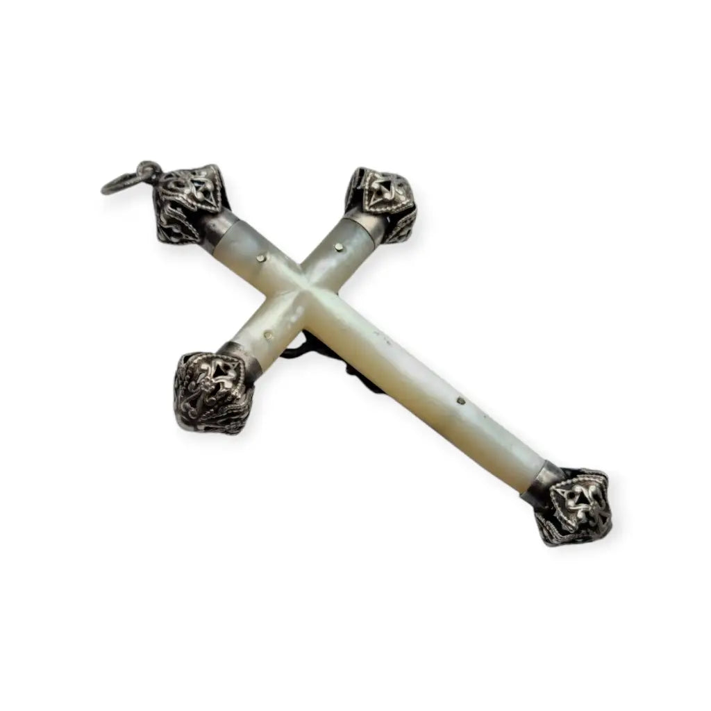Cruz antigua años 30 de nácar y plata con Cristo crucificado remates calados