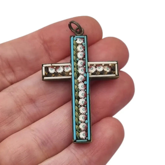 Cruz antigua italiana en micromosaico floral. Circa 1940. Latón y pasta vítrea.