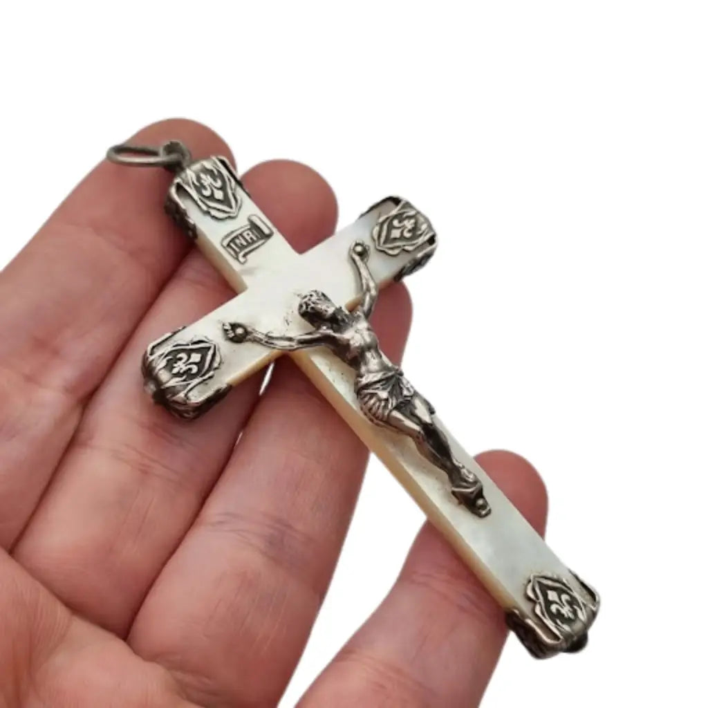 Cruz antigua de nácar con Cristo en plata y flor lis colgante religioso