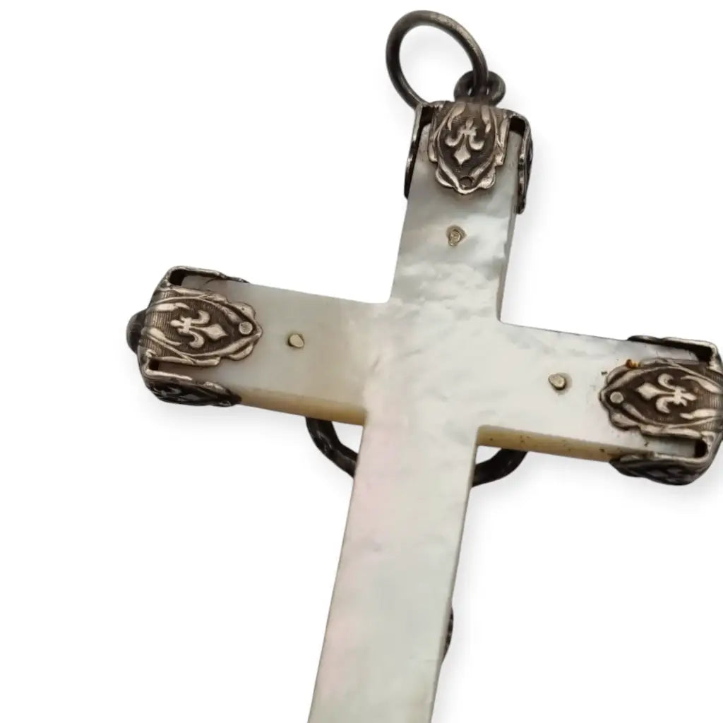 Cruz antigua de nácar con Cristo en plata y flor lis colgante religioso
