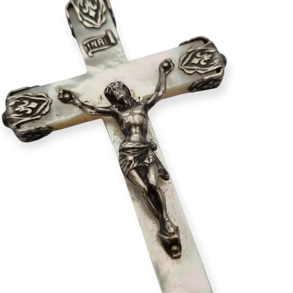 Cruz antigua de nácar con Cristo en plata y flor lis colgante religioso