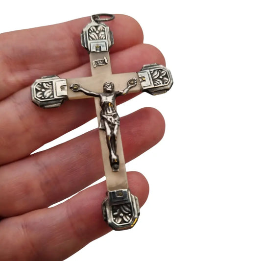 Cruz colgante Art Decó en plata y nácar. Francia circa 1930. Joya devocional