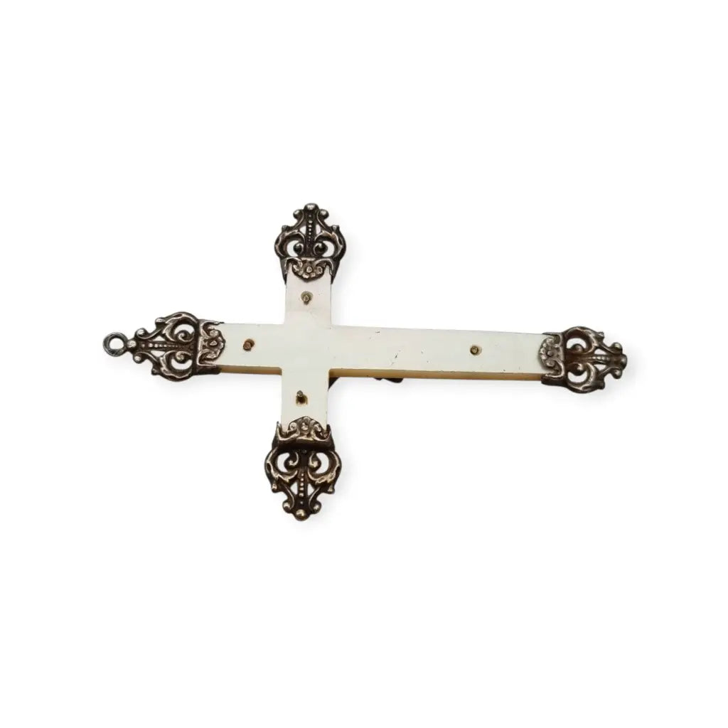 Cruz devocional en nácar y plata – colgante con Cristo relieve remates