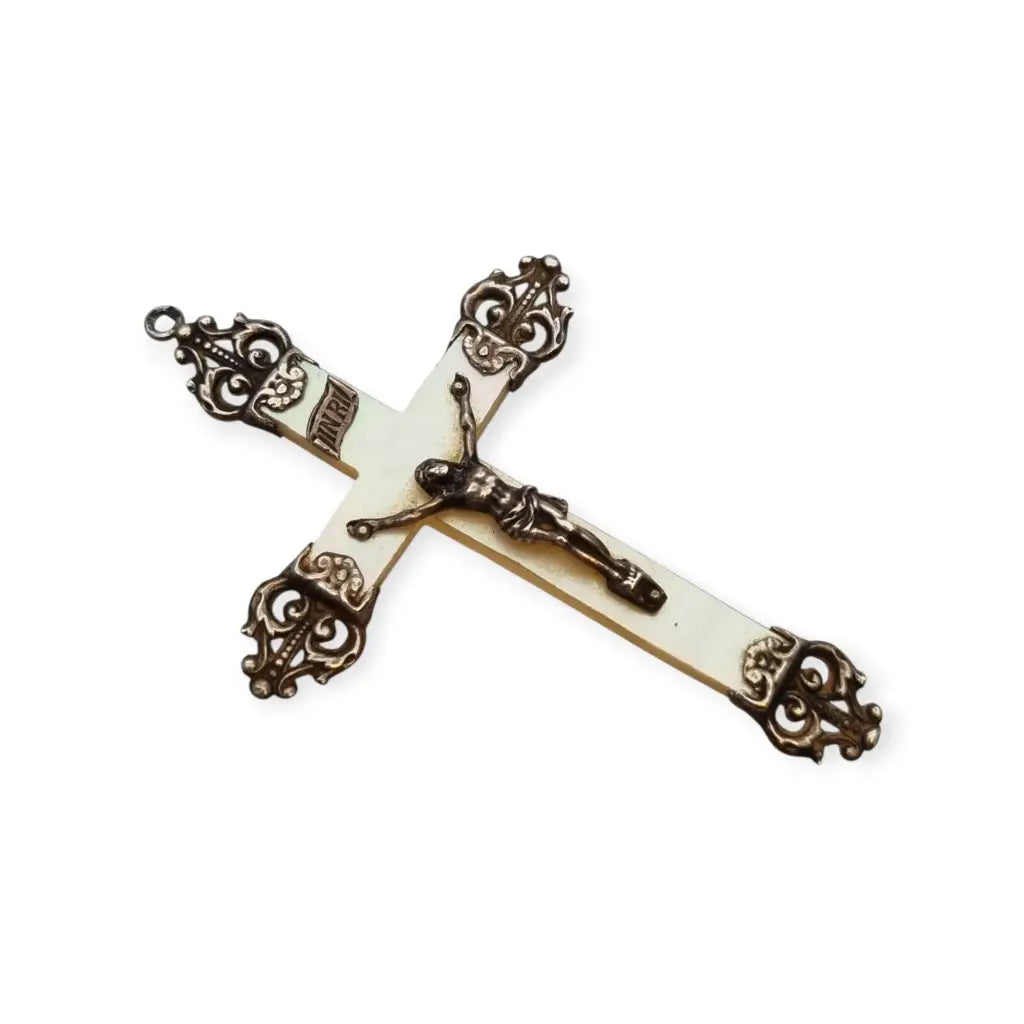 Cruz devocional en nácar y plata – colgante con Cristo relieve remates