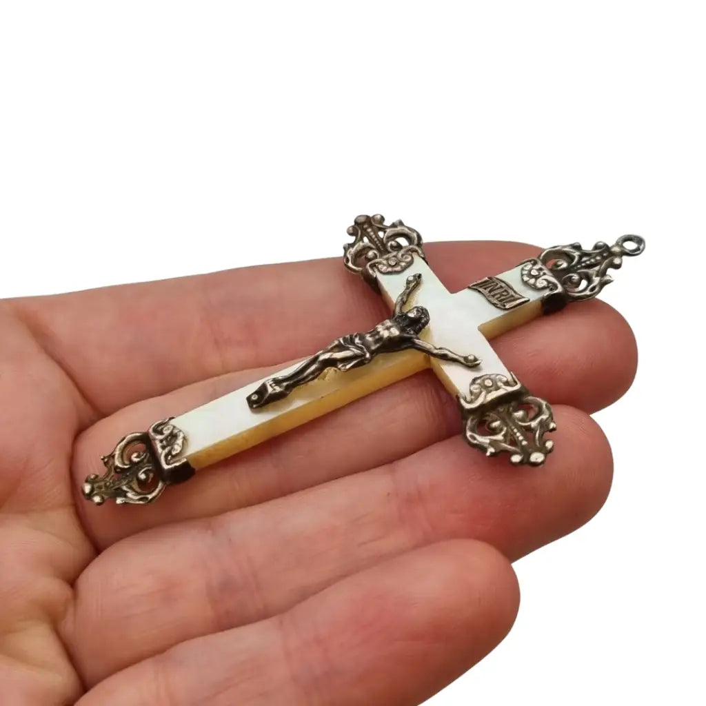 Cruz devocional en nácar y plata – colgante con Cristo relieve remates