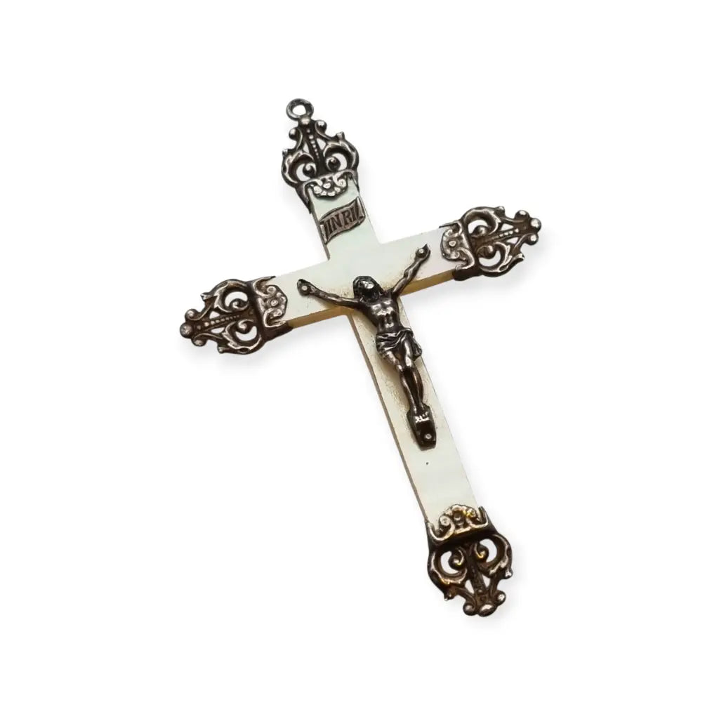 Cruz devocional en nácar y plata – colgante con Cristo relieve remates