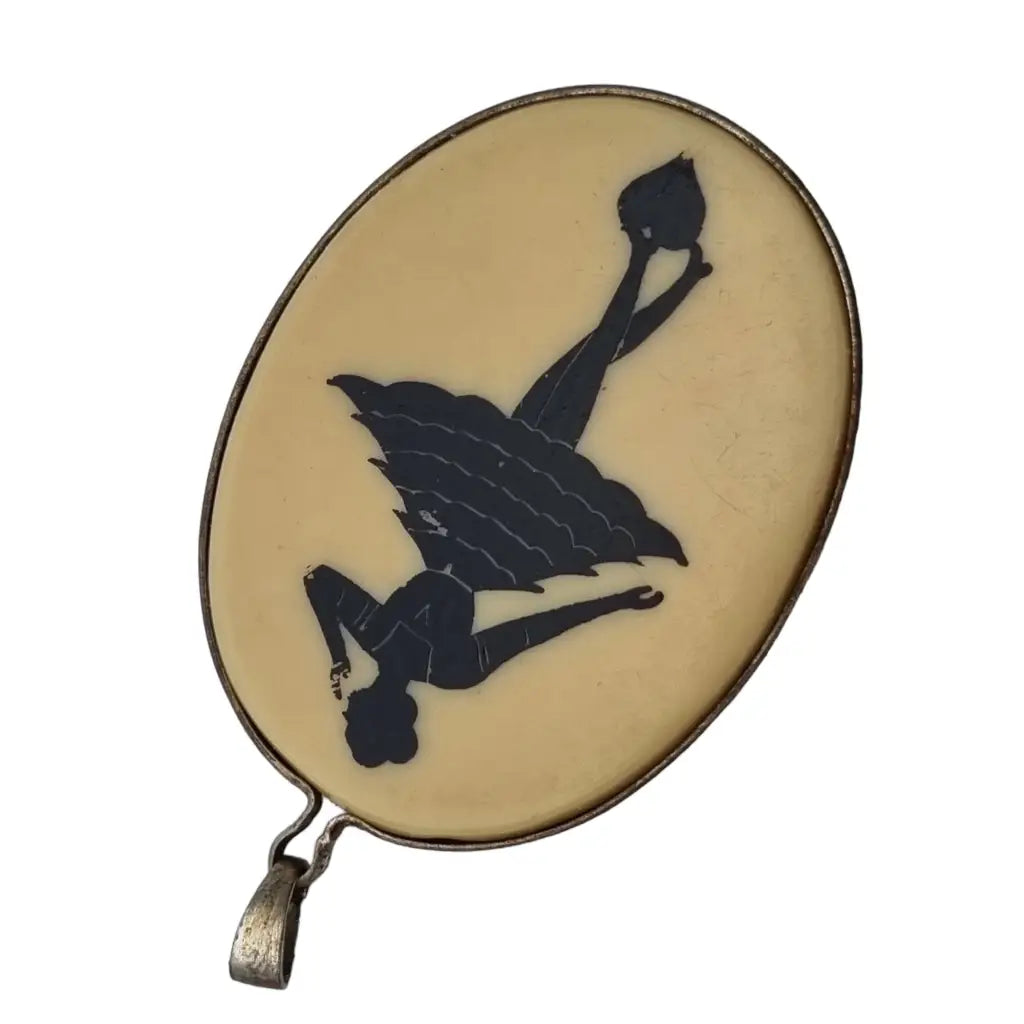Colgante celuloide art deco escena años 20 de mujer bailarina pintada negro.