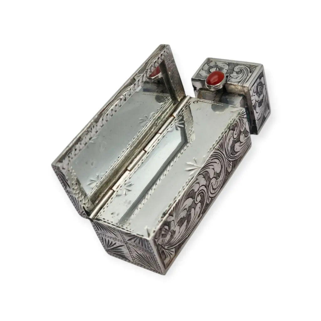 Estuche pintalabios antiguo de plata grabada con espejo y piedra cornalina