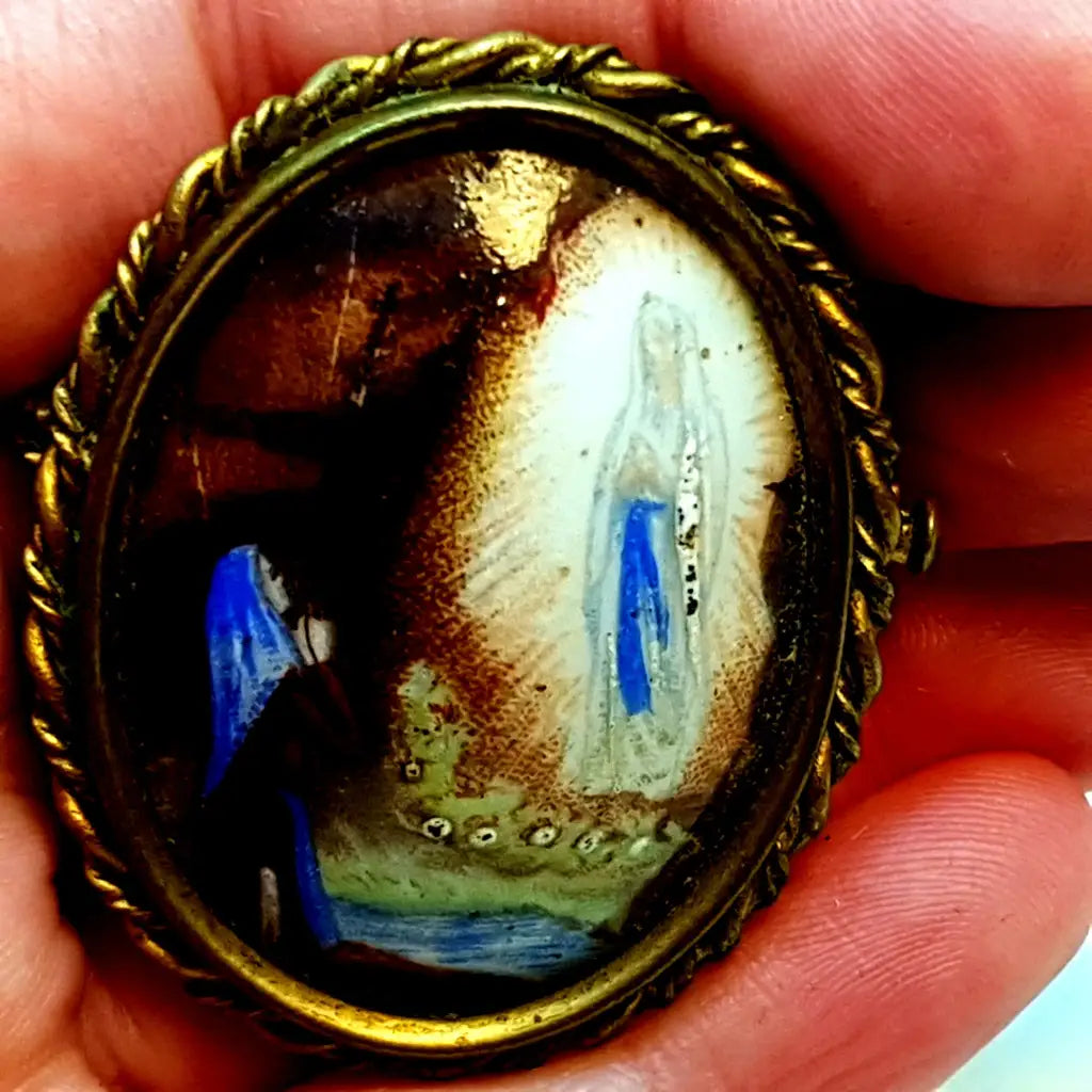Broche de porcelana con imagen virgen pintada joyería religiosa francesa.
