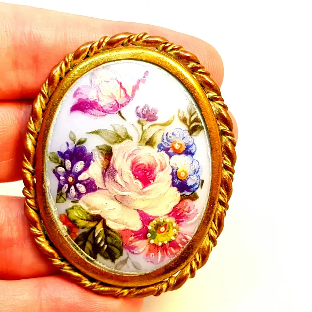 Broche de porcelana limoges. Francia. Escena floral. Alrededor 1940.