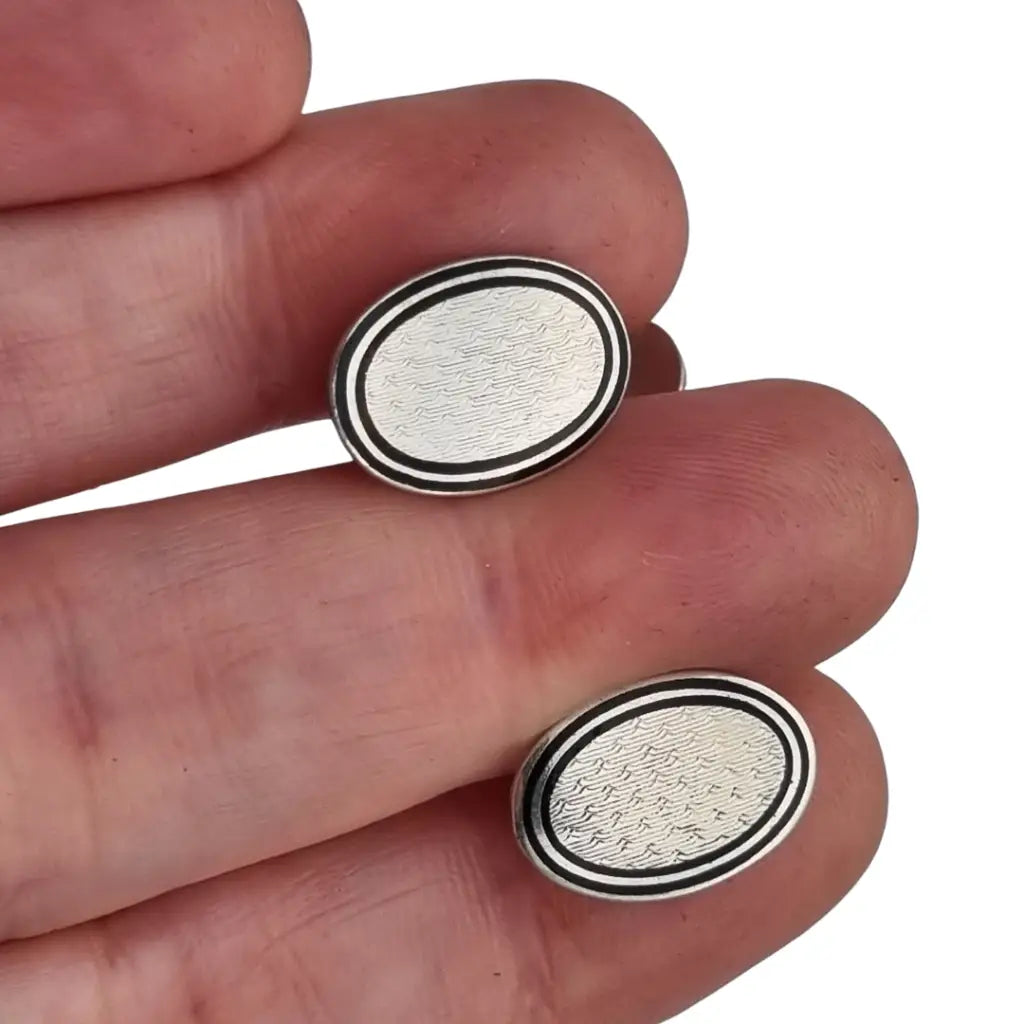 Gemelos antiguos Art Déco ovalados en plata con esmalte y grabado circa