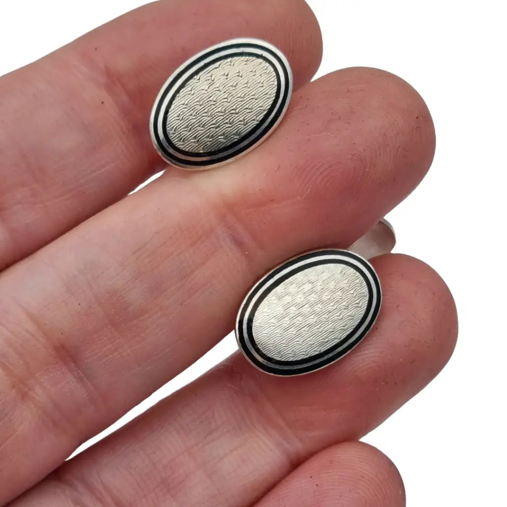 Gemelos antiguos Art Déco ovalados en plata con esmalte y grabado circa