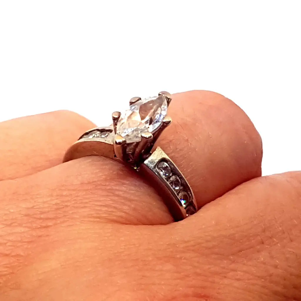 Anillo art deco de compromiso plata y circonitas. Circa 1980.