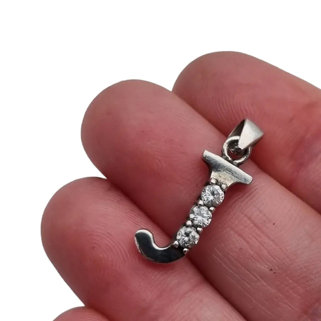 Colgante de plata letra j con pedrería blanca ideal para regalar.