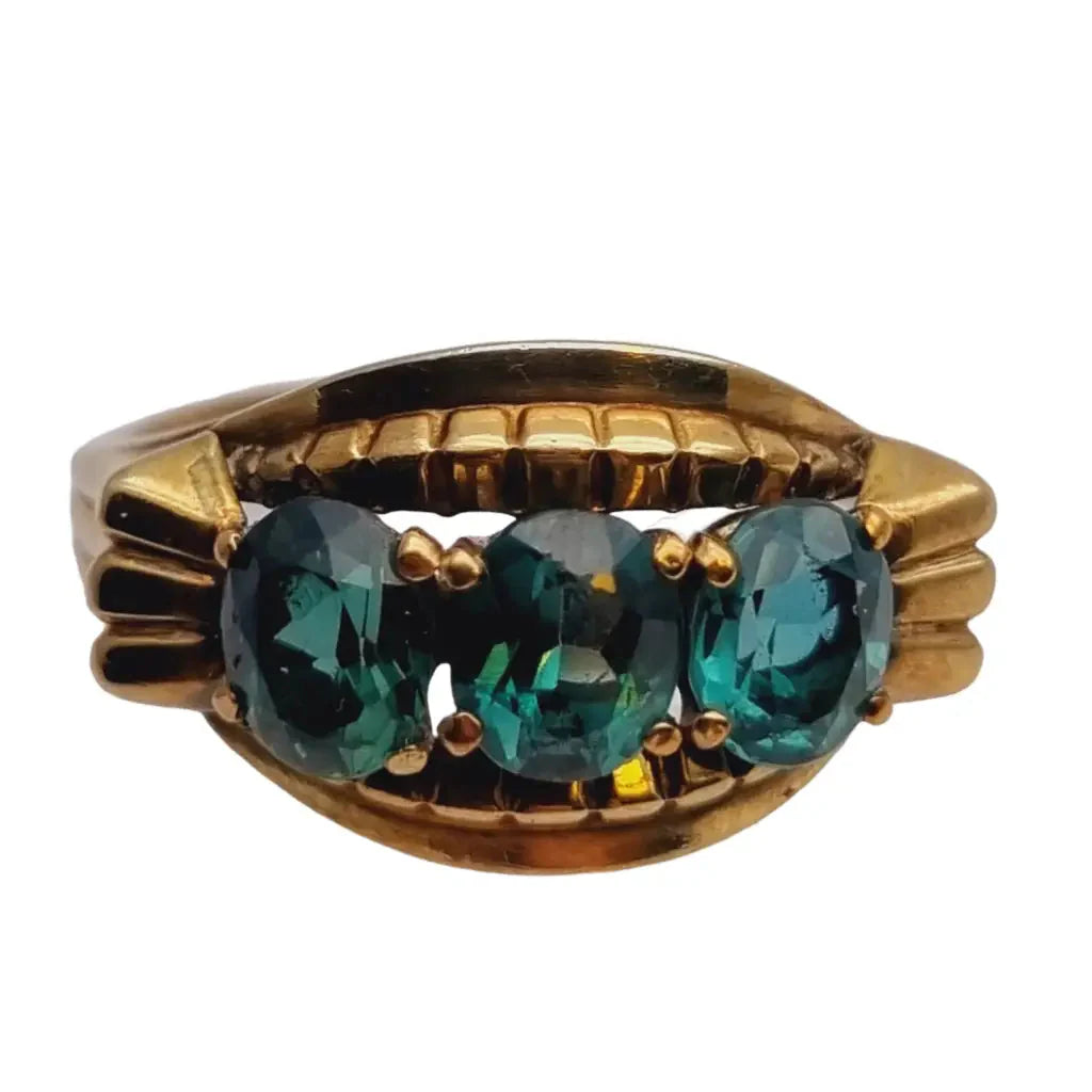 Anillo art déco de oro amarillo 8 kt. 333 piedra azul verdosa circa 1930.