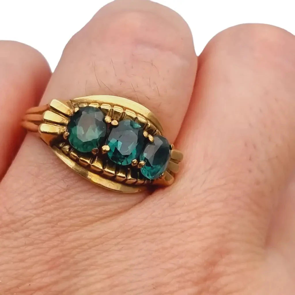 Anillo art déco de oro amarillo 8 kt. 333 piedra azul verdosa circa 1930.