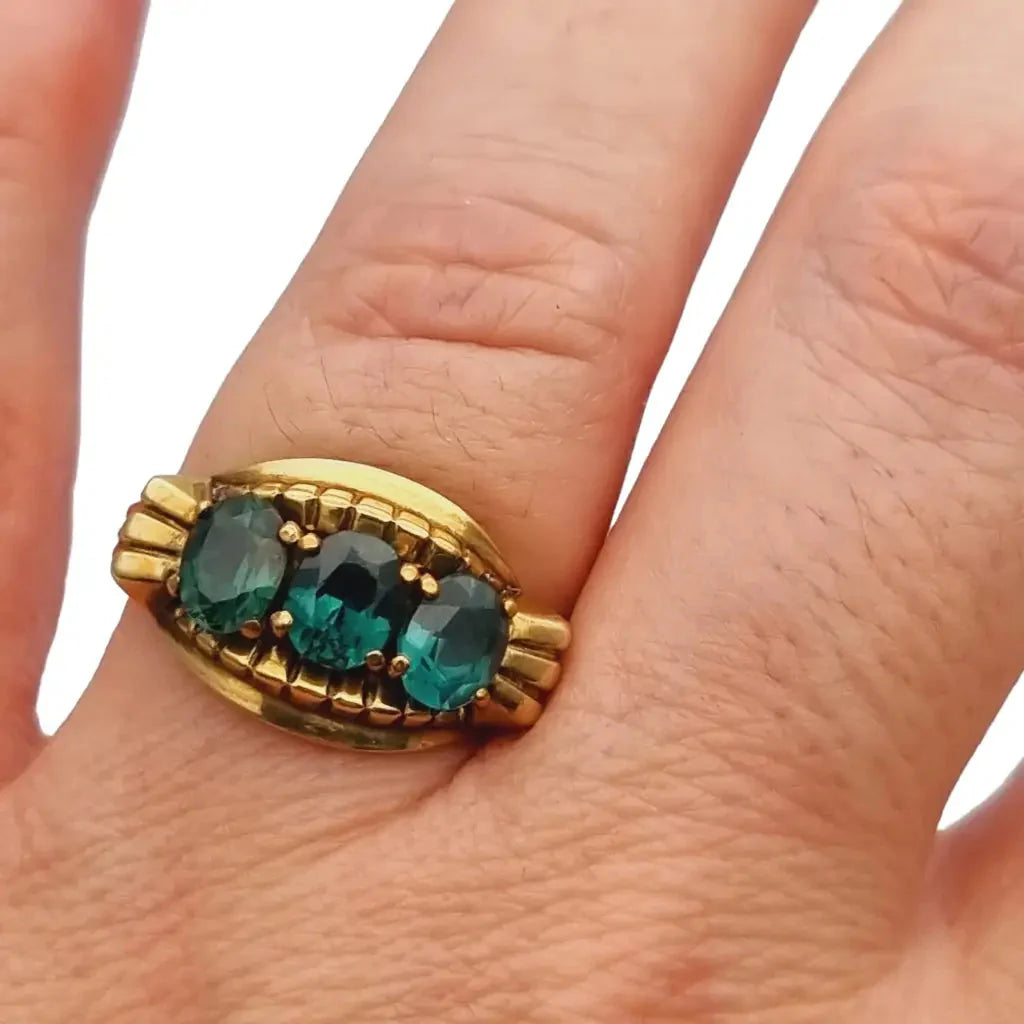 Anillo art déco de oro amarillo 8 kt. 333 piedra azul verdosa circa 1930.