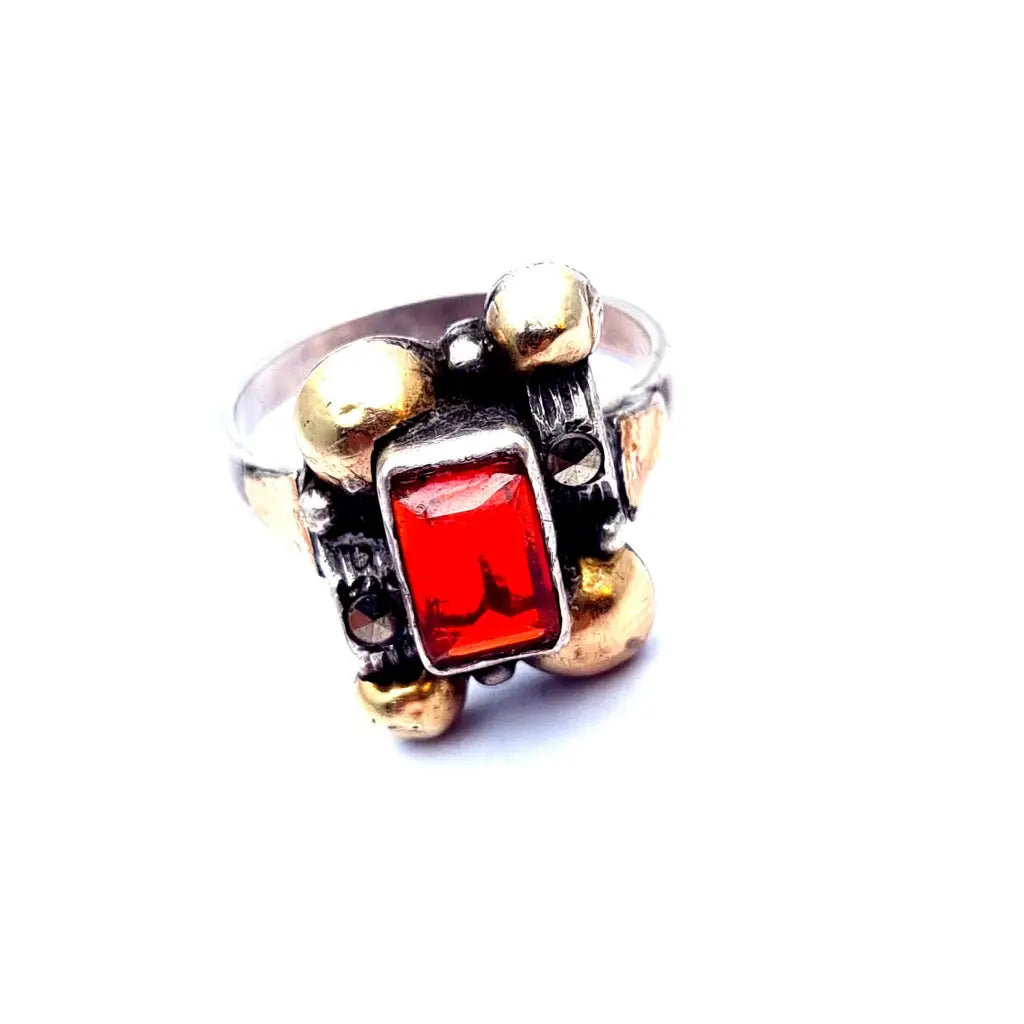 Anillo art deco de plata y oro con símil granate circa 1940. Joyas antiguas.