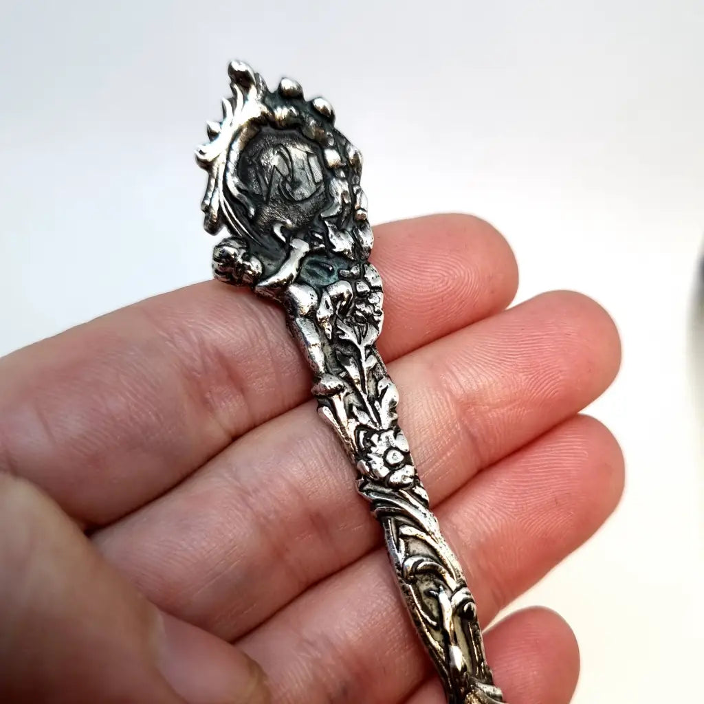 Tenedor victoriano realizado en plata y decorado con ángeles. Circa 1890.