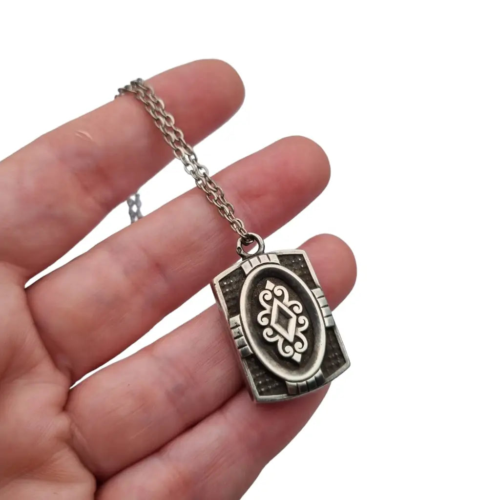 Colgante rectangular antiguo con cadena en diseño clásico para mujer.