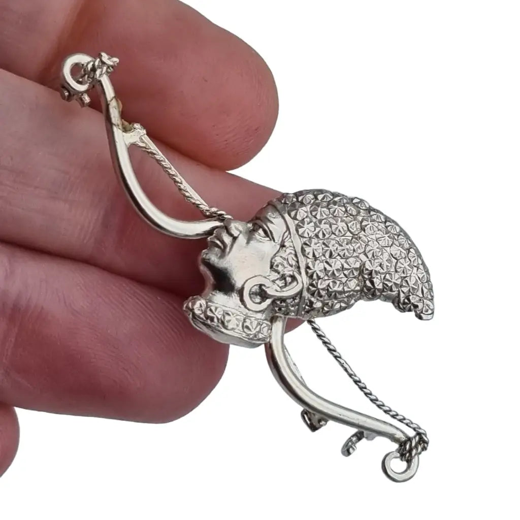 Broche de cara mujer africana con grandes aros en plata vintage.